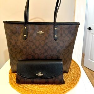 Classic coach tote bag with wallet. EUC bag definitely has some life left!